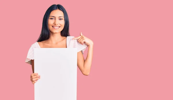 Joven Hermosa Chica Latina Sosteniendo Banner Vacío Blanco Señalando Dedo —  Fotos de Stock