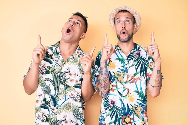 Fiatal Meleg Pár Két Férfi Nyári Kalapban Hawaii Ingben Csodálkoztak — Stock Fotó