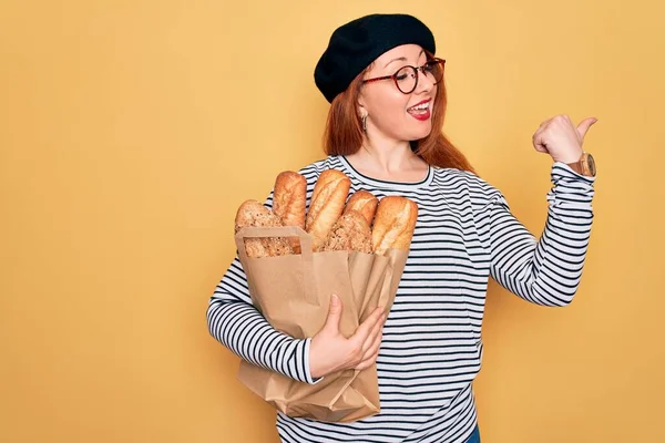 Jonge Roodharige Vrouw Draagt Baret Met Papieren Zak Met Brood — Stockfoto