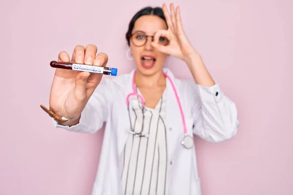 Hermosa Mujer Doctora Con Ojos Azules Usando Estetoscopio Sosteniendo Tubo —  Fotos de Stock