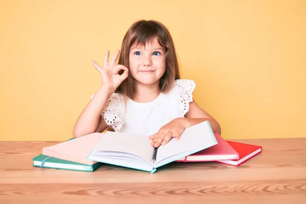 Uzun Saçlı Okul Sınavına Çalışan Beyaz Bir Kız Çocuğu Parmaklarıyla — Stok fotoğraf