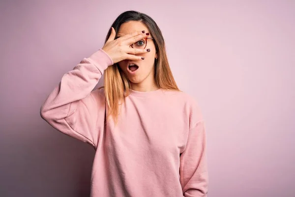 Bella Donna Bionda Con Gli Occhi Azzurri Che Indossa Maglione — Foto Stock