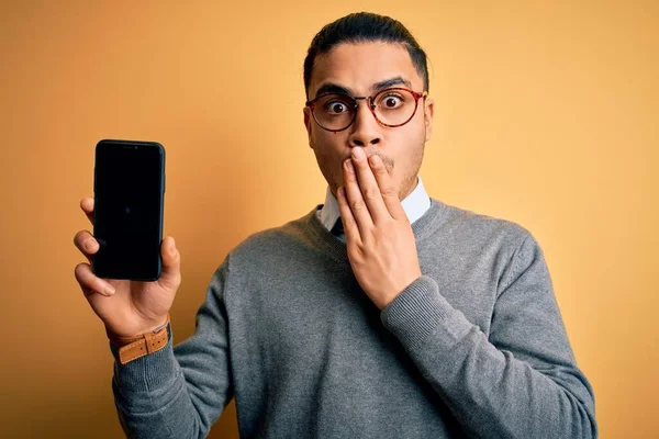 Giovane Uomo Affari Brasiliano Con Gli Occhiali Che Tiene Smartphone — Foto Stock