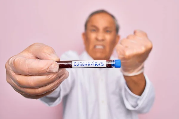 Älterer Gutaussehender Mann Mit Coronavirus Röhrentest Vor Isoliertem Rosa Hintergrund — Stockfoto