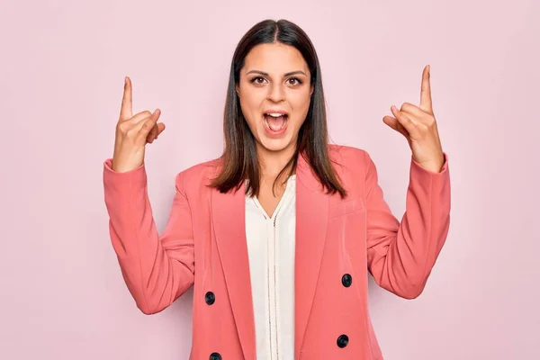 Jonge Mooie Brunette Zakenvrouw Dragen Elegante Jas Geïsoleerde Roze Achtergrond — Stockfoto