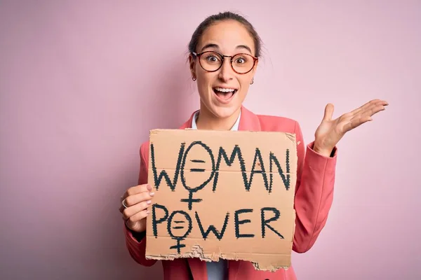 Jovem Bela Ativista Mulher Pedindo Direitos Das Mulheres Segurando Banner — Fotografia de Stock