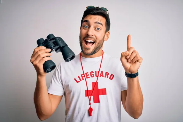 Ung Badvakt Man Med Skägg Bär Shirt Med Rött Kors — Stockfoto