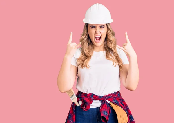 Junge Kaukasische Frau Mit Sicherheitshelm Schreit Mit Verrücktem Gesichtsausdruck Und — Stockfoto