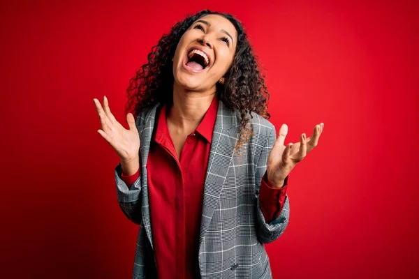Young Beautiful Businesswoman Curly Hair Wearing Elegant Jacket Red Background — Stock Photo, Image