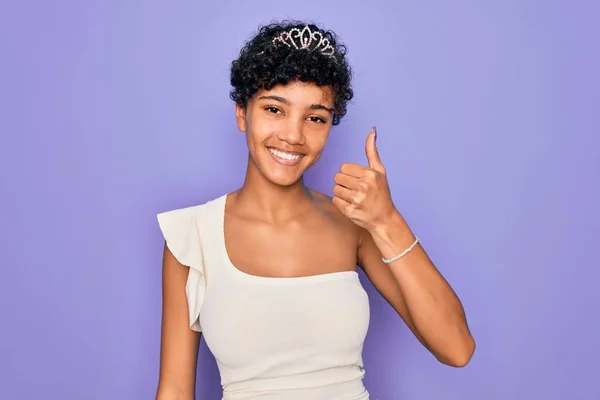 Jovem Mulher Afro Americana Africana Bonita Vestindo Coroa Tiara Sobre — Fotografia de Stock