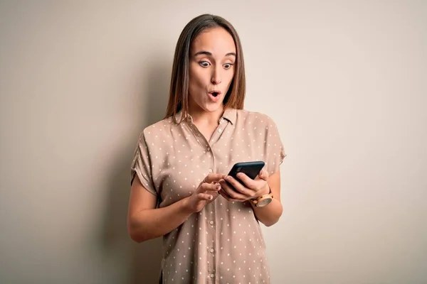 Junge Schöne Frau Die Sich Mit Dem Smartphone Unterhält Und — Stockfoto