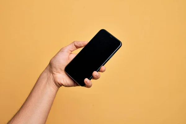 Mano Del Joven Caucásico Sosteniendo Teléfono Inteligente Que Muestra Pantalla —  Fotos de Stock