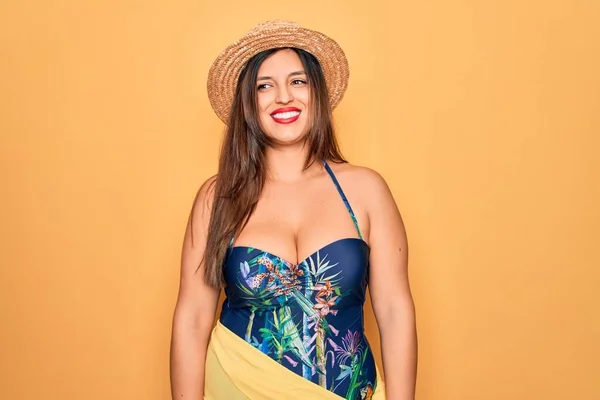 Jonge Latijns Amerikaanse Vrouw Met Zomerhoed Badpak Gele Achtergrond Die — Stockfoto