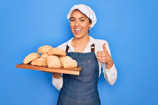 Genç Sarışın Fırıncı Kadın Mavi Gözlü Yapımı Taze Ekmek Tepsisiyle — Stok fotoğraf