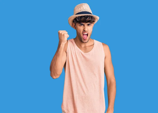 Jovem Hispânico Usando Chapéu Verão Irritado Louco Levantando Punho Frustrado — Fotografia de Stock