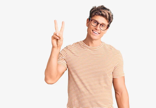 Joven Hombre Guapo Con Ropa Casual Gafas Que Muestran Señalan —  Fotos de Stock