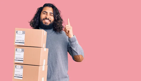 Ung Arabisk Man Håller Leverans Paket Förvånad Med Idé Eller — Stockfoto
