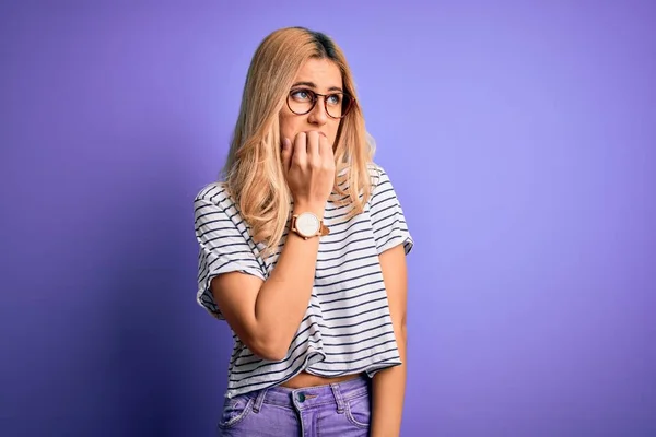 Mladá Krásná Blondýnka Nosí Pruhované Tričko Brýle Přes Fialové Pozadí — Stock fotografie