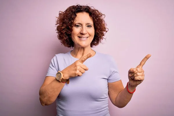 Middelbare Leeftijd Mooie Krullend Haar Vrouw Dragen Casual Shirt Geïsoleerde — Stockfoto