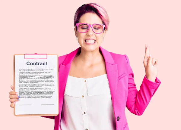 Młoda Piękna Kobieta Różowymi Włosami Trzymając Schowek Dokumentem Kontraktowym Gestykulując — Zdjęcie stockowe