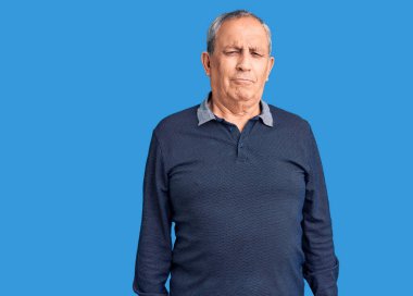 Son sınıftaki yakışıklı adam depresif ve endişeli, sinirli ve korkmuş bir şekilde polo giyiyor. hüzünlü ifade. 