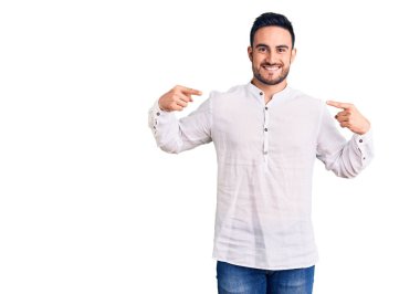 Mayo giyen genç yakışıklı adam ellerinin birarada dua ederek af diliyor kendinden emin bir şekilde gülümsüyor.. 