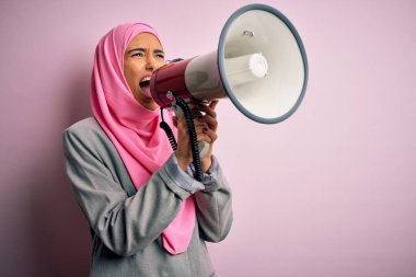 İş kadını tesettürlü bir kadın megafonla protestoya kızarak bağırıyor. Hoparlörde bağırmak heyecan verici.