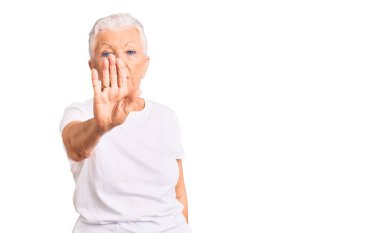 Mavi gözlü, gri saçlı, günlük beyaz tişörtlü son sınıf güzeli güzel kadın avucunun içi gibi şarkı söylemeyi kesiyor. Yüzünde olumsuz ve ciddi bir jest olan uyarı ifadesi. 