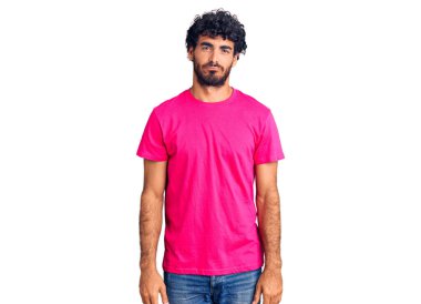 Kıvırcık saçlı yakışıklı genç adam ve günlük pembe tişört giyen ayı bunalımlı ve sıkıntıdan endişelenen sinirli ve korkmuş. hüzünlü ifade. 