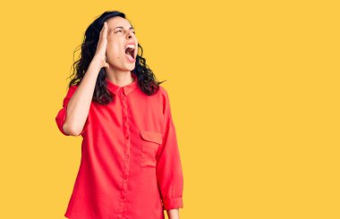 Genç ve güzel İspanyol kadın gündelik kıyafetler giyip el ele tutuşarak bağırıyor ve çığlık atıyordu. iletişim konsepti. 