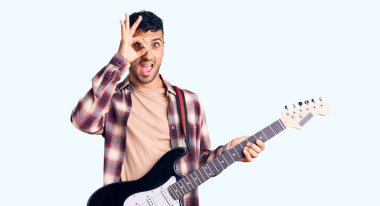 Genç İspanyol gitar çalan, gülümseyen, mutlu, el pençe divan duran, el pençe divan duran adam. 