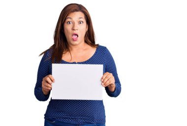 Orta yaşlı esmer kadın. 