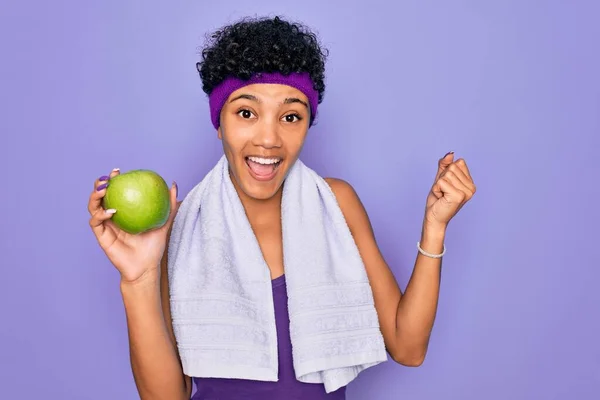 Mulher Afro Americana Africana Bonita Desportiva Fazendo Exercício Vestindo Toalha — Fotografia de Stock