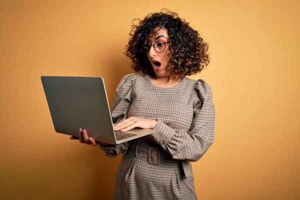 Bella Donna Affari Araba Che Indossa Occhiali Lavoro Utilizzando Computer — Foto Stock