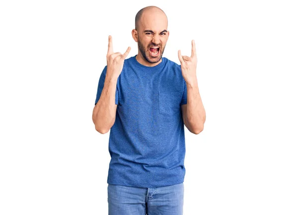 Homem Bonito Jovem Vestindo Camisa Casual Gritando Com Expressão Louca — Fotografia de Stock