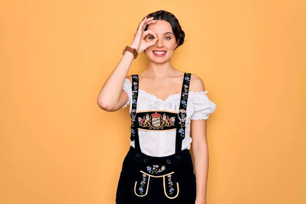 Joven Hermosa Mujer Alemana Con Ojos Azules Usando Vestido Tradicional — Foto de Stock