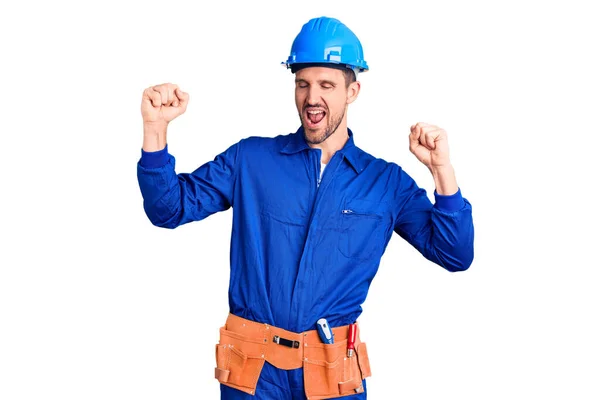 Jonge Knappe Man Arbeidersuniform Harde Hoed Dansend Gelukkig Vrolijk Glimlachend — Stockfoto