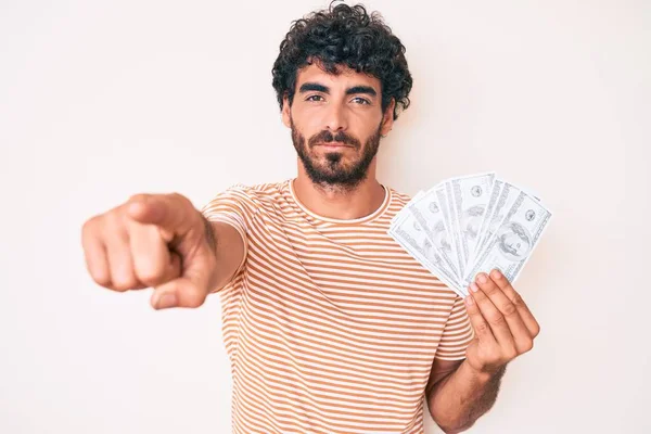 Kıvırcık Saçlı Yakışıklı Genç Adam Elinde Dolar Sembolü Olan Para — Stok fotoğraf