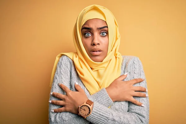 Jeune Belle Fille Afro Américaine Portant Hijab Musulman Sur Fond — Photo