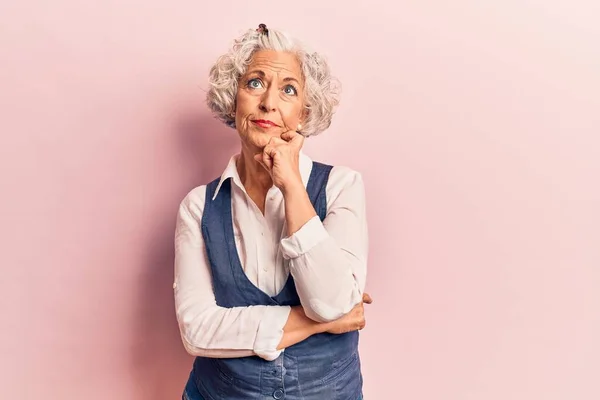 Senior Mujer Pelo Gris Con Ropa Casual Pensando Concentrado Duda — Foto de Stock