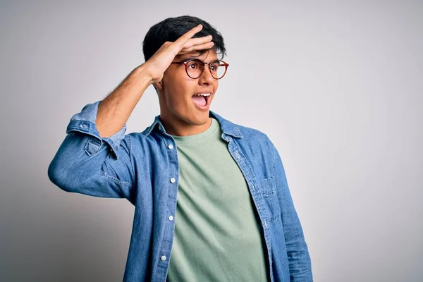 Mladý Pohledný Muž Neformální Košili Brýlích Izolovaném Bílém Pozadí Velmi — Stock fotografie