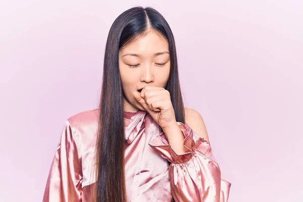Mladá Krásná Číňanka Neformální Košili Necítí Dobře Kašle Jako Symptom — Stock fotografie