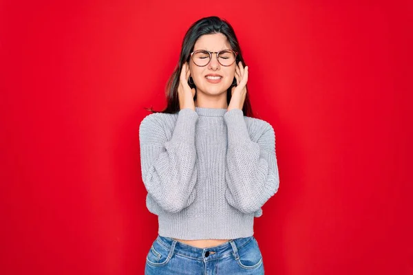 Mujer Morena Hermosa Joven Con Suéter Casual Sobre Fondo Rojo —  Fotos de Stock