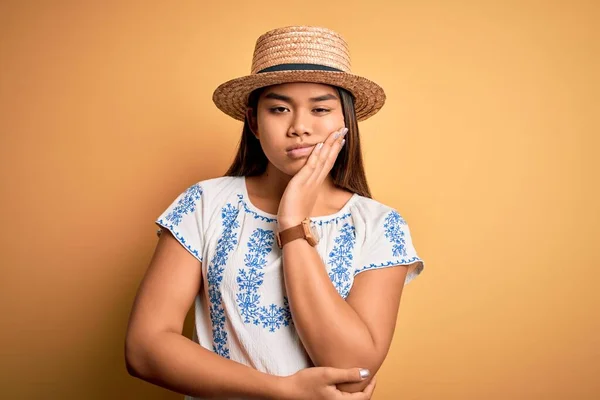 Junge Schöne Asiatische Mädchen Mit Lässigem Shirt Und Hut Die — Stockfoto