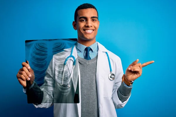 Guapo Afroamericano Doctor Hombre Usando Estetoscopio Celebración Radiografía Pecho Muy —  Fotos de Stock