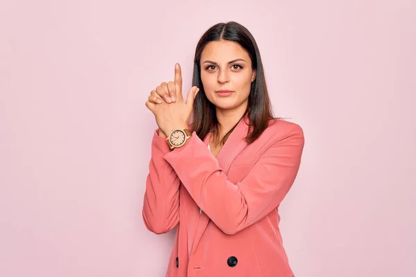 Young Beautiful Brunette Businesswoman Wearing Elegant Jacket Isolated Pink Background — Stock Photo, Image