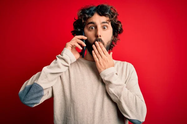 Bello Uomo Con Barba Che Parla Sullo Smartphone Sfondo Rosso — Foto Stock