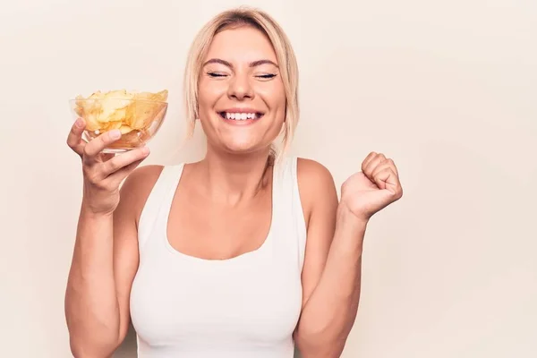 Ung Vacker Blond Kvinna Håller Skål Med Potatis Chips Över — Stockfoto