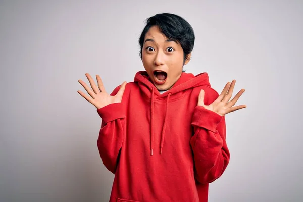 Junge Schöne Asiatische Mädchen Lässigem Sweatshirt Mit Kapuzenpulli Über Weißem — Stockfoto