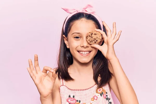 Bella Bambina Che Tiene Biscotto Facendo Segno Con Dita Sorridente — Foto Stock
